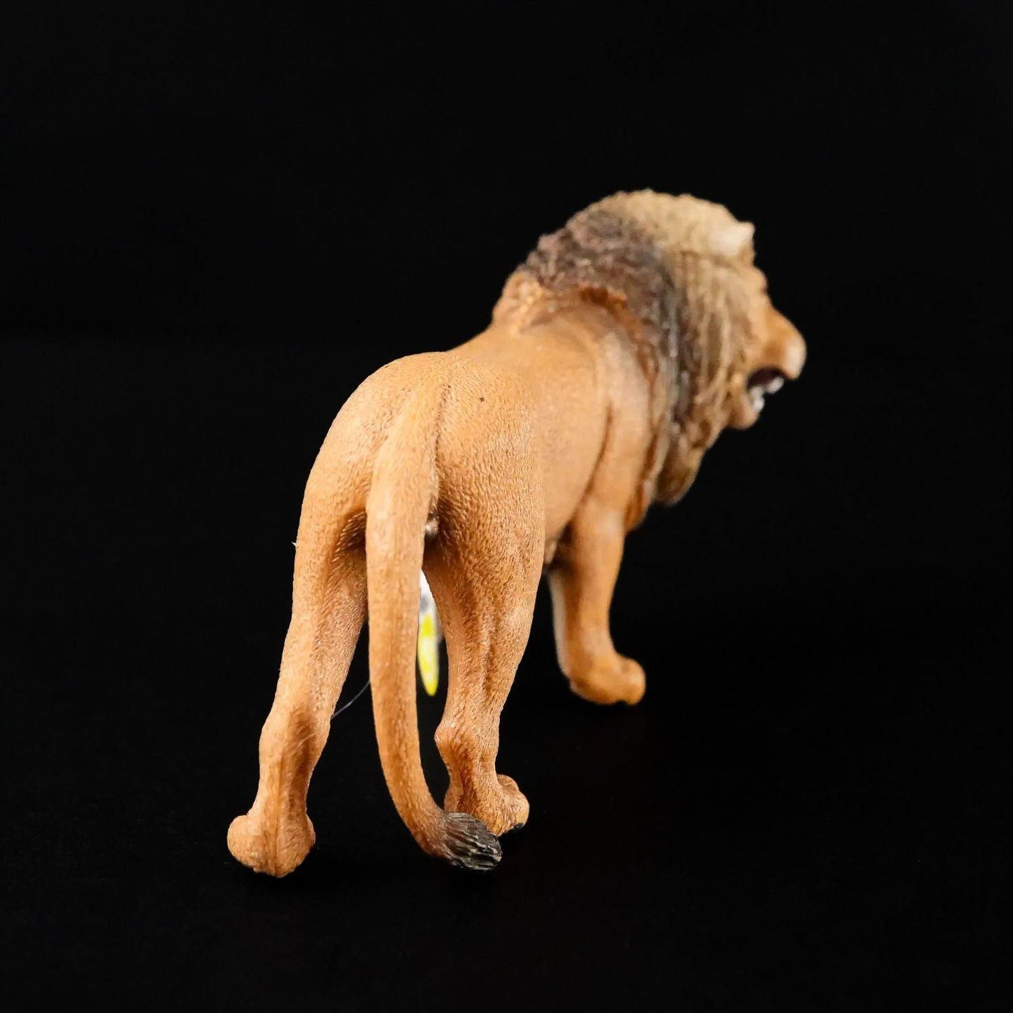 schleich-tier-figur-loewe-modell-14726-mit-faehnchen-etikett-3 - Utopia Collectibles