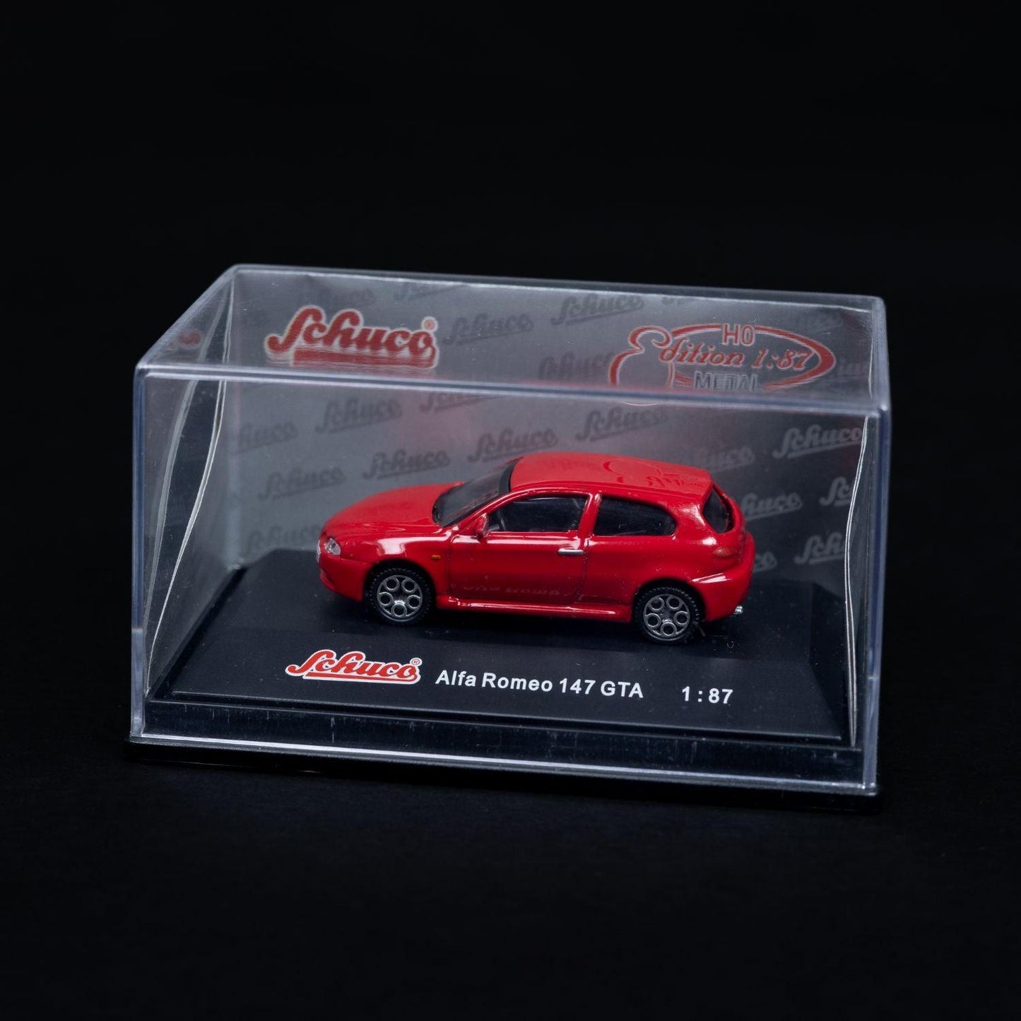 schuco-alfa-romeo-147-gta-modellauto-massstab-187-mit-mini-showcase-neuwertig-1 - Utopia Collectibles