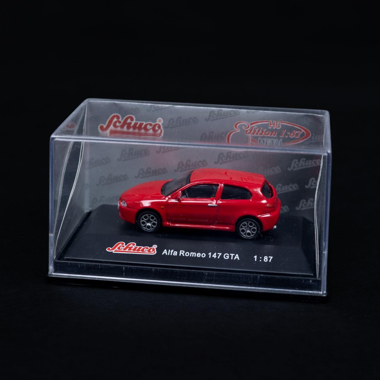schuco-alfa-romeo-147-gta-modellauto-massstab-187-mit-mini-showcase-neuwertig-1 - Utopia Collectibles