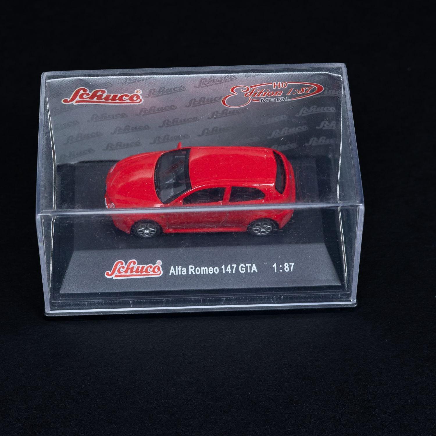 schuco-alfa-romeo-147-gta-modellauto-massstab-187-mit-mini-showcase-neuwertig-2 - Utopia Collectibles