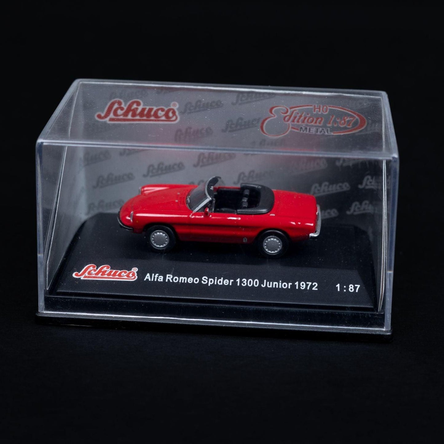 schuco-alfa-romeo-spider-1300-junior-1987-187-mit-mini-showcase-neuwertig-1 - Utopia Collectibles