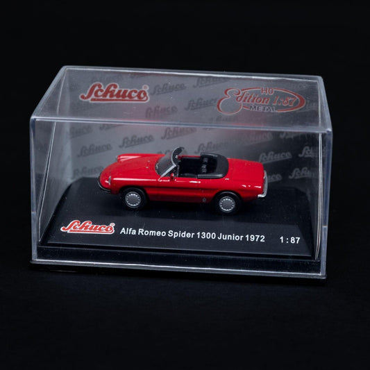 schuco-alfa-romeo-spider-1300-junior-1987-187-mit-mini-showcase-neuwertig-1 - Utopia Collectibles