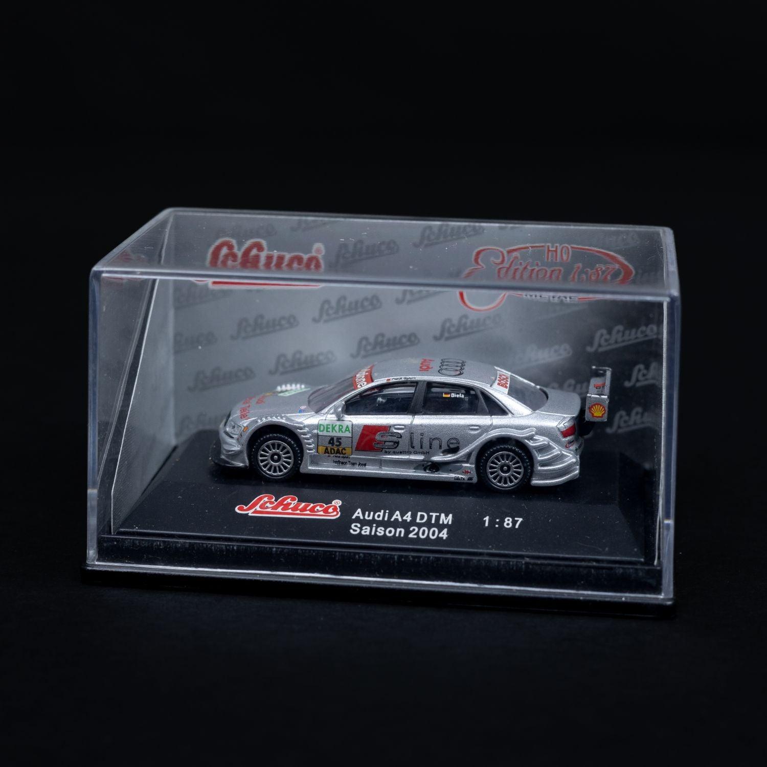 schuco-audi-a4-dtm-saison-2004-modellauto-187-mit-mini-showcase-neuwertig-1 - Utopia Collectibles