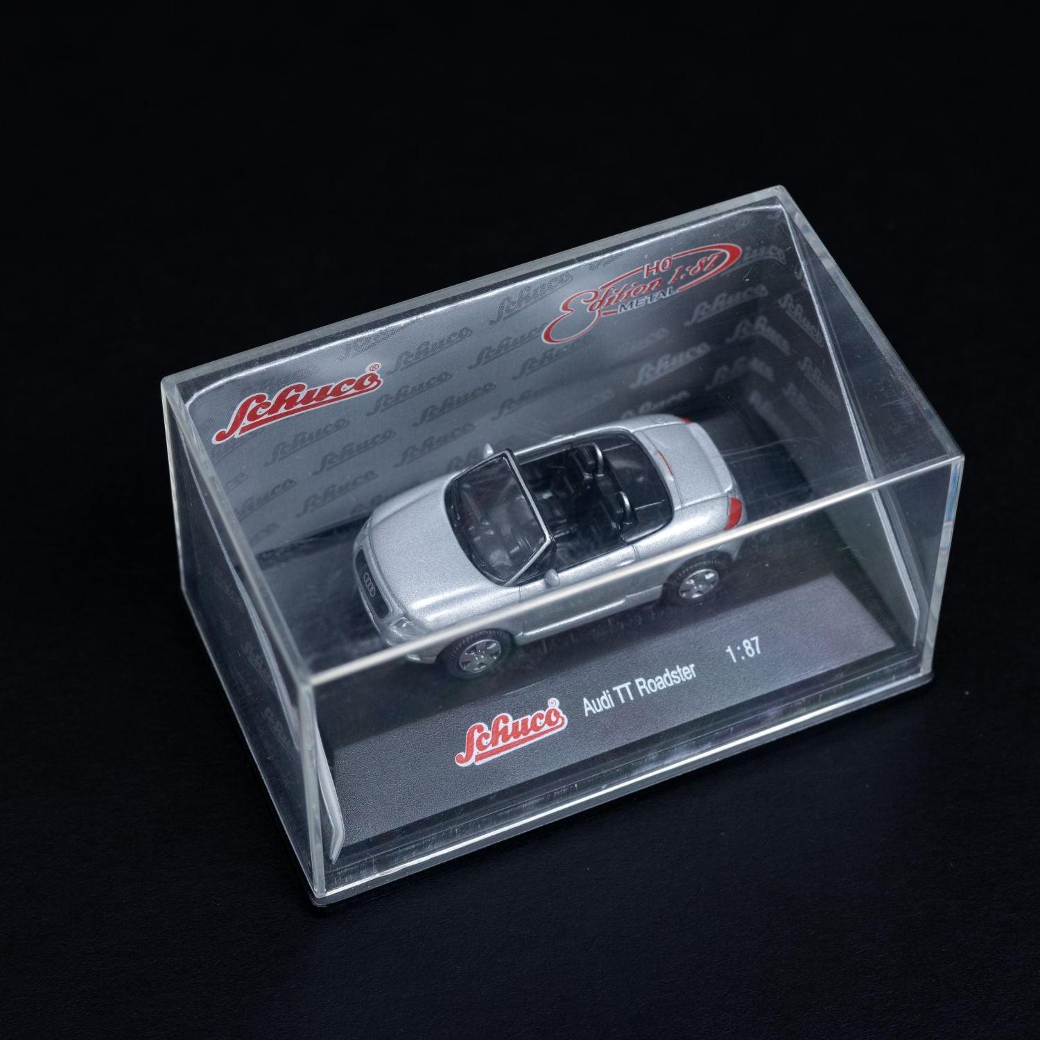 schuco-audi-tt-roadster-modellauto-massstab-187-mit-mini-showcase-neuwertig-2 - Utopia Collectibles