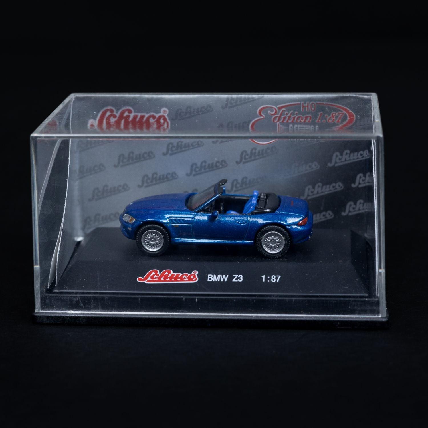 schuco-bmw-z3-blau-modellauto-massstab-187-mit-mini-showcase-neuwertig-1 - Utopia Collectibles