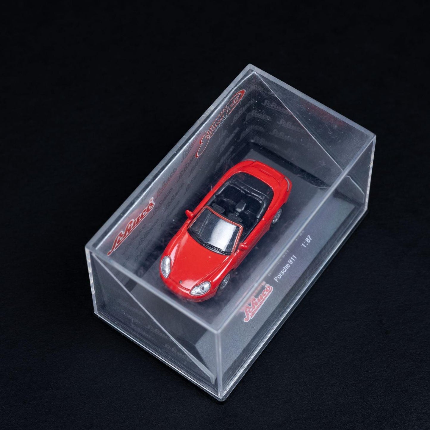 schuco-porsche-911-rot-modellauto-massstab-187-mit-mini-showcase-neuwertig-2 - Utopia Collectibles