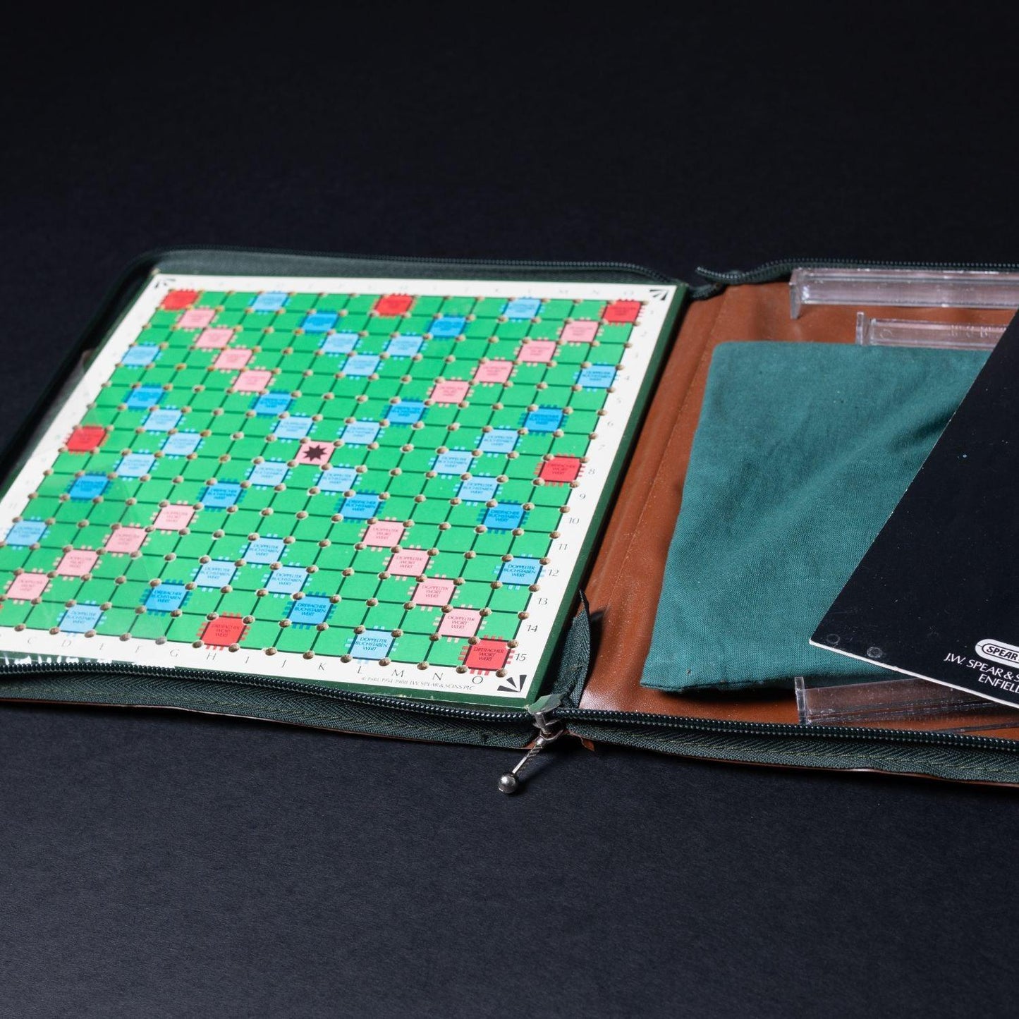 scrabble-reise-edition-in-gepolsterter-reissverschlusstasche-steine-vollstaendig-5 - Utopia Collectibles