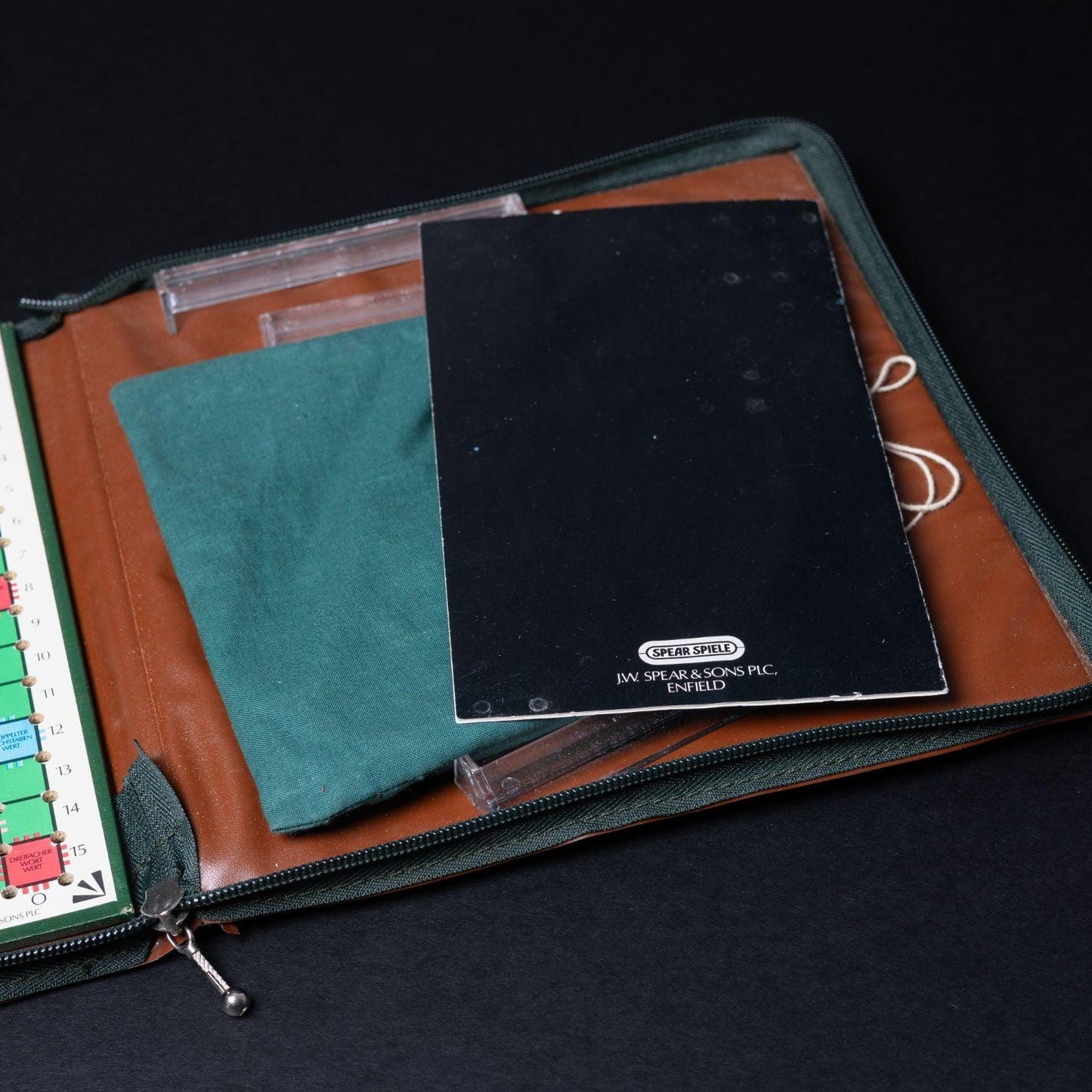 scrabble-reise-edition-in-gepolsterter-reissverschlusstasche-steine-vollstaendig-6 - Utopia Collectibles