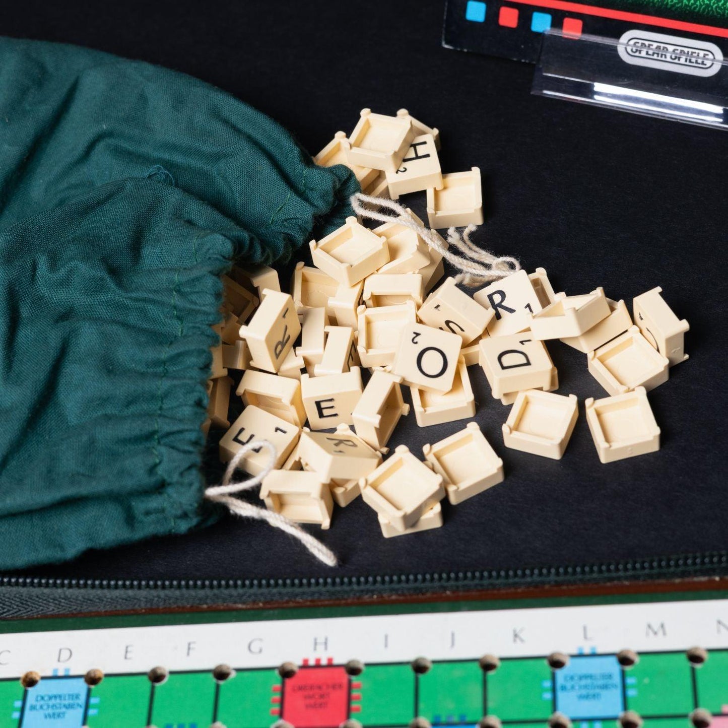 scrabble-reise-edition-in-gepolsterter-reissverschlusstasche-steine-vollstaendig-7 - Utopia Collectibles