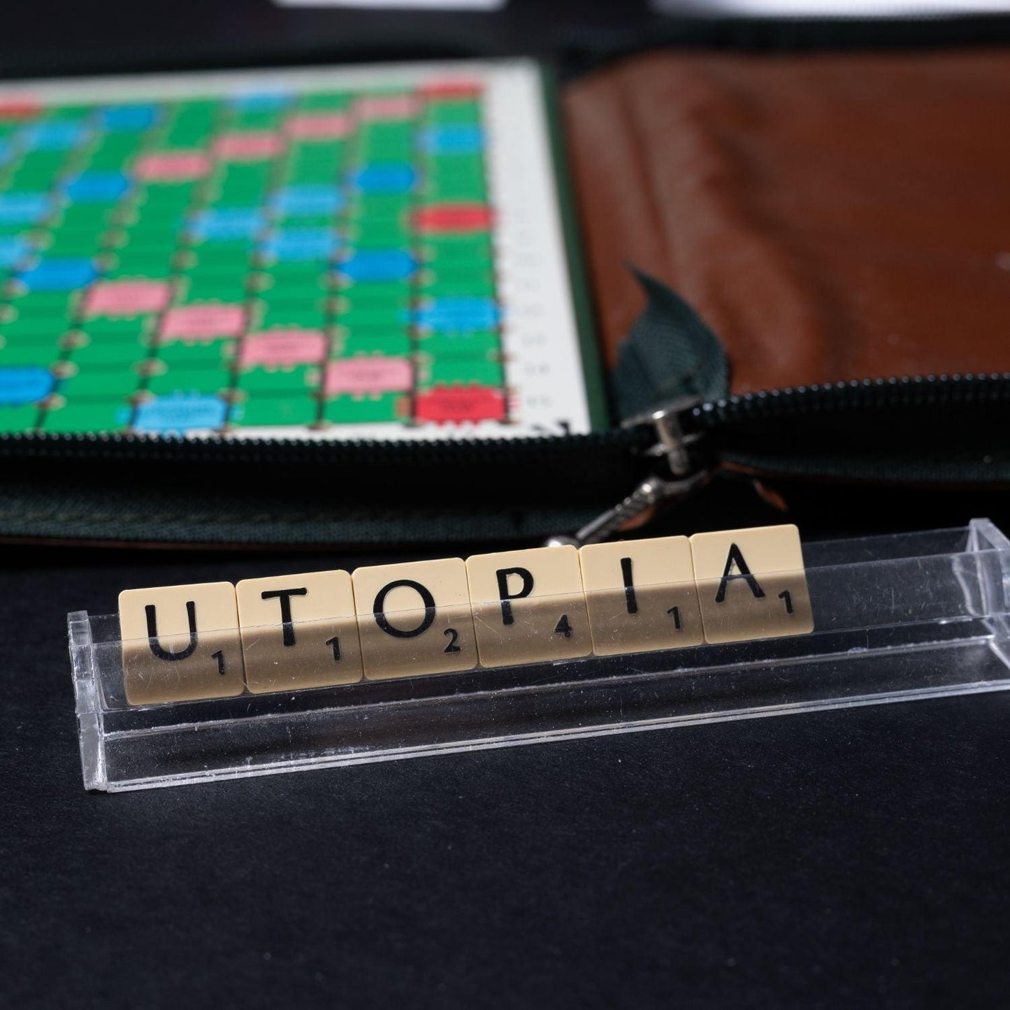 scrabble-reise-edition-in-gepolsterter-reissverschlusstasche-steine-vollstaendig-9 - Utopia Collectibles