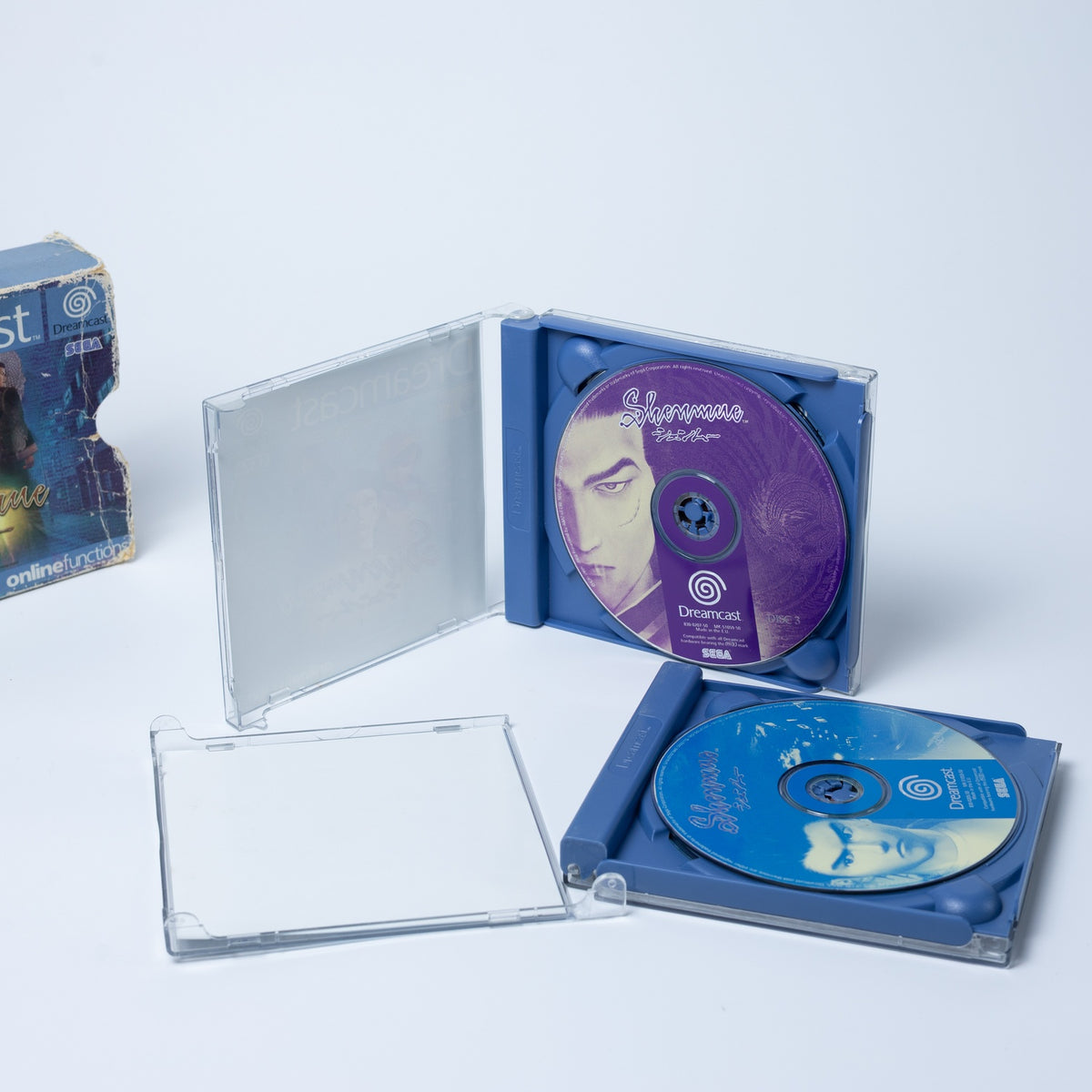 Shenmue - Dreamcast - 4 Discs mit Pappschuber - Zustand Okay - Case beschädigt