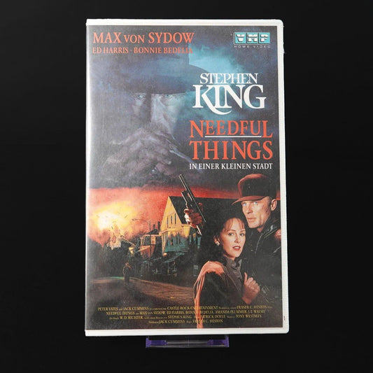 stephen-king-in-einer-kleinen-stadt-needful-things-vhs-max-von-sydow-vmp-1 - Utopia Collectibles