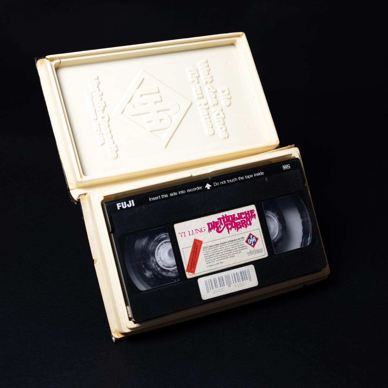 ti-lung-die-toedliche-cobra-1980-ufa-hardbox-vhs-raritaet-zustand-okay-4 - Utopia Collectibles